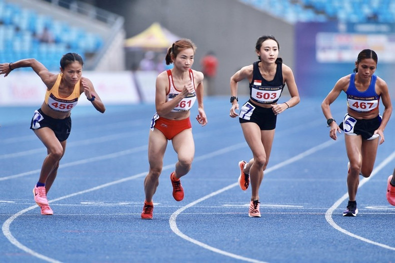 Posteriormente, ganó los contenidos de 5.000 y 10.000 metros para llevarse la tercera y cuarta presea dorada en la cita deportiva regional. En la foto: La atleta Nguyen Thi Oanh (561) comienza la carrera femenina de 10.000 metros. (Foto: VNA) Posteriormente, ganó los contenidos de 5.000 y 10.000 metros para llevarse la tercera y cuarta presea dorada en la cita deportiva regional. En la foto: La atleta Nguyen Thi Oanh (561) comienza la carrera femenina de 10.000 metros. (Foto: VNA)