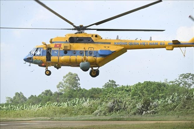 Un helicóptero transporta a los heridos al hospital de campaña para recibir tratamiento. (Foto: VNA) Un helicóptero transporta a los heridos al hospital de campaña para recibir tratamiento. (Foto: VNA)