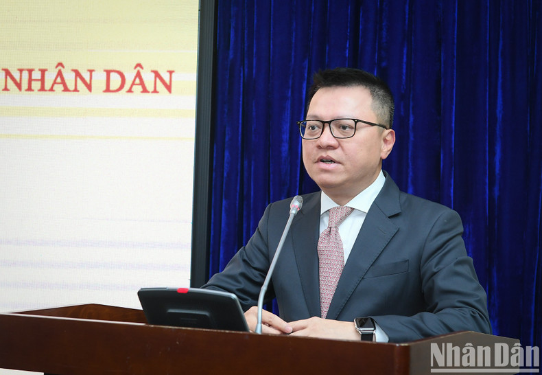 El presidente-editor de Nhan Dan, Le Quoc Minh, habla en el acto.