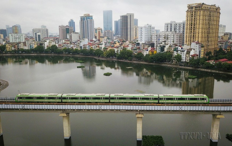 La línea ferroviaria elevada Cat Linh - Ha Dong, que cuenta una longitud de 13,5 kilómetros, entró en funcionamiento el 6 de noviembre de 2021. (Foto: VNA)