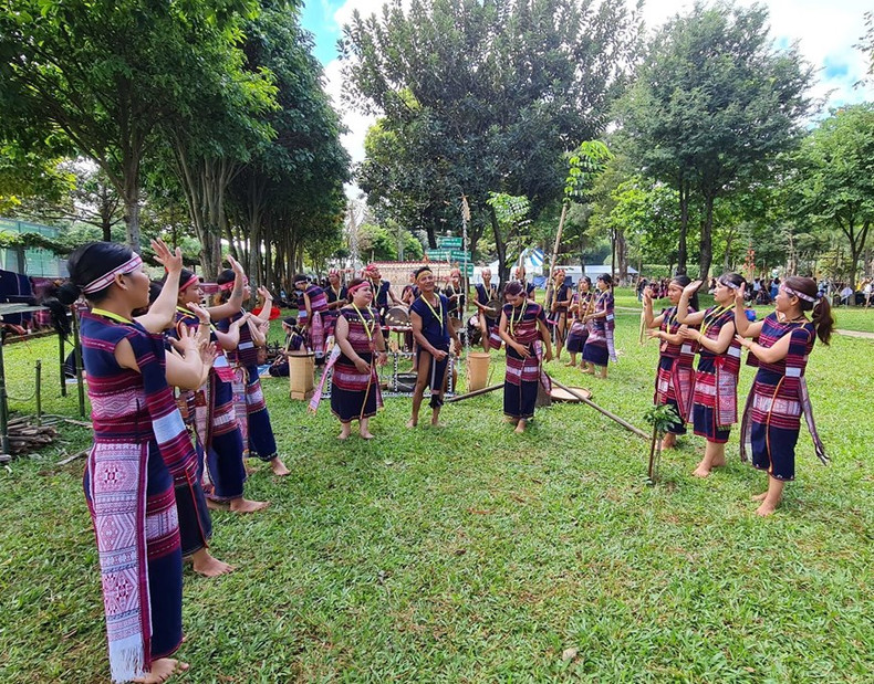 Los artistas realizan danza de xoang. (Foto: VNA) Los artistas realizan danza de xoang. (Foto: VNA)