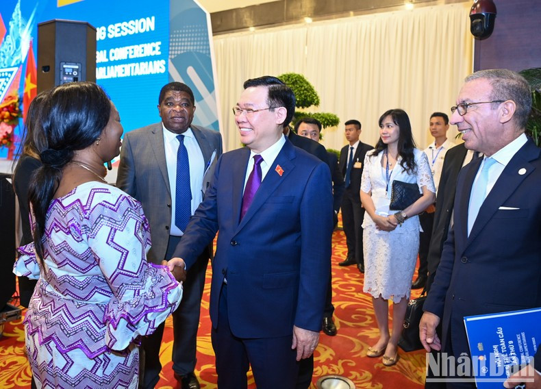 Dinh Hue y los asistentes a la ceremonia de clausura del evento. Dinh Hue y los asistentes a la ceremonia de clausura del evento.
