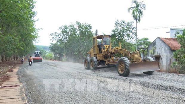 Construcción de camino en el distrito de Duc Co (Gia Lai). Foto: VNA Construcción de camino en el distrito de Duc Co (Gia Lai). Foto: VNA