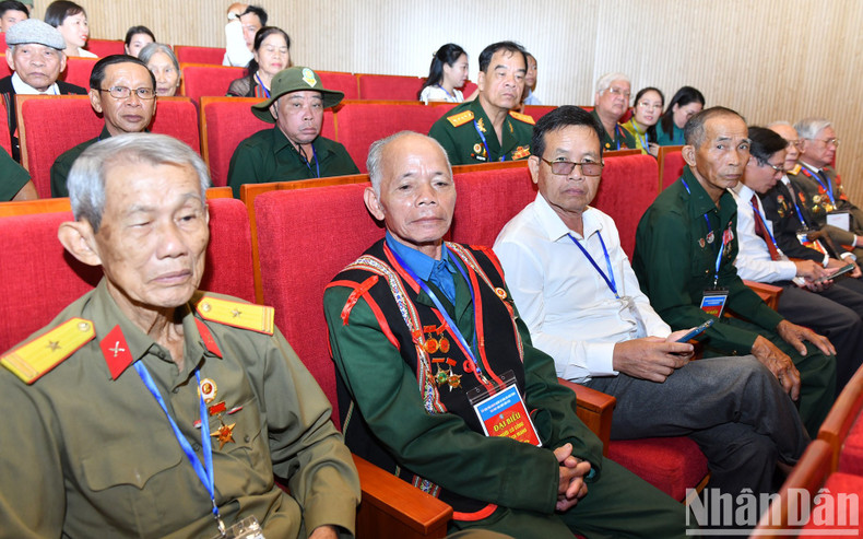 Delegados de minorías étnicas y personas con méritos revolucionarios destacados asistentes a la Conferencia. Delegados de minorías étnicas y personas con méritos revolucionarios destacados asistentes a la Conferencia.