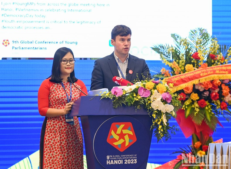 El presidente del Foro de Jóvenes Parlamentarios, Dan Carden, y la delegada de la Asamblea Nacional de Vietnam, Ha Anh Phuong, presentan el borrador de Declaración de la Conferencia. El presidente del Foro de Jóvenes Parlamentarios, Dan Carden, y la delegada de la Asamblea Nacional de Vietnam, Ha Anh Phuong, presentan el borrador de Declaración de la Conferencia.