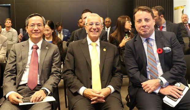 De izquierda a derecha: el embajador de Vietnam en Canadá, Pham Vinh Quang, el ministro de Desarrollo Económico, Creación de Empleo y Comercio de Ontario, Victor Fedeli, y el presidente del CABC, Wayne Farmer, en el evento (Foto: VNA)