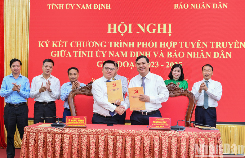 Nhan Dan y Nam Dinh se apoyarán mutuamente para mejorar el desempeño de sus funciones y la ejecución de las tareas políticas en respuesta a las exigencias del nuevo contexto. El documento recién rubricado pretende presentar la imagen de Nam Dinh en las publicaciones del periódico. Nhan Dan y Nam Dinh se apoyarán mutuamente para mejorar el desempeño de sus funciones y la ejecución de las tareas políticas en respuesta a las exigencias del nuevo contexto. El documento recién rubricado pretende presentar la imagen de Nam Dinh en las publicaciones del periódico.