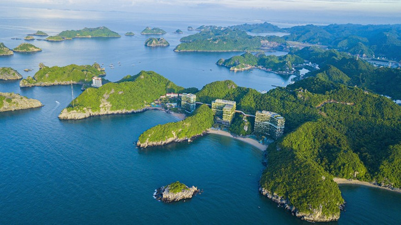 El archipiélago de Cat Ba, en el distrito de Cat Hai (Hai Phong), incluye 367 islas grandes y pequeñas, con playas de fina arena blanca y aguas profundas y claras que se pueden ver hasta el fondo. (Fuente: VNA) El archipiélago de Cat Ba, en el distrito de Cat Hai (Hai Phong), incluye 367 islas grandes y pequeñas, con playas de fina arena blanca y aguas profundas y claras que se pueden ver hasta el fondo. (Fuente: VNA)