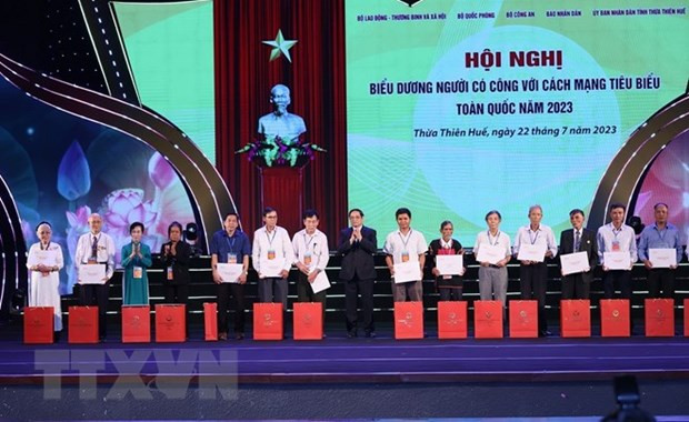 El primer ministro de Vietnam, Pham Minh Chinh, entrega obsequios a personas con méritos revolucionarios (Fuente:VNA) El primer ministro de Vietnam, Pham Minh Chinh, entrega obsequios a personas con méritos revolucionarios (Fuente:VNA)