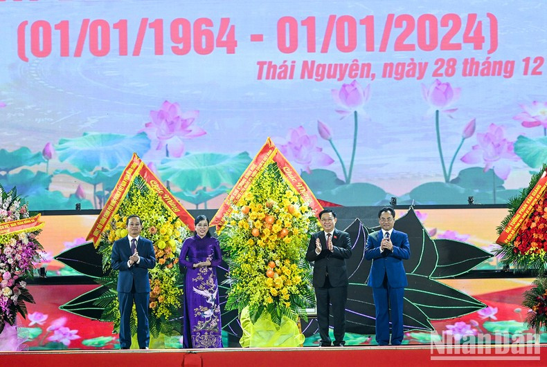 El titular del Parlamento y dirigentes de Thai Nguyen. El titular del Parlamento y dirigentes de Thai Nguyen.
