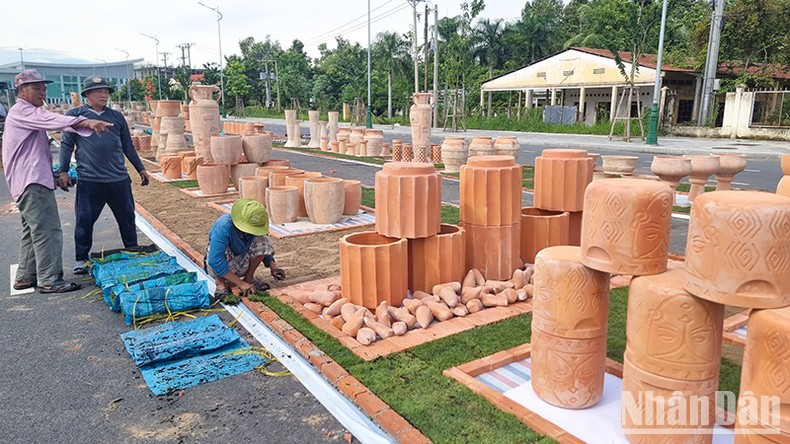 Numerosos trabajadores participan en la terminación del proyecto.