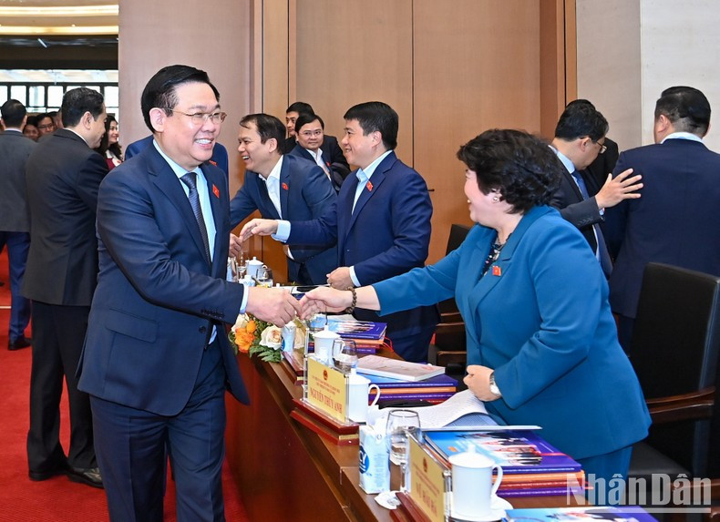 El presidente de la Asamblea Nacional de Vietnam, Vuong Dinh Hue y delegados participantes en el evento.