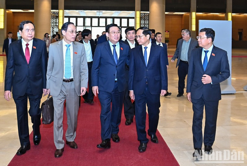 El presidente de la Asamblea Nacional de Vietnam, Vuong Dinh Hue y el vicepresidente del Parlamento, Tran Thanh Man asistieron a la conferencia.