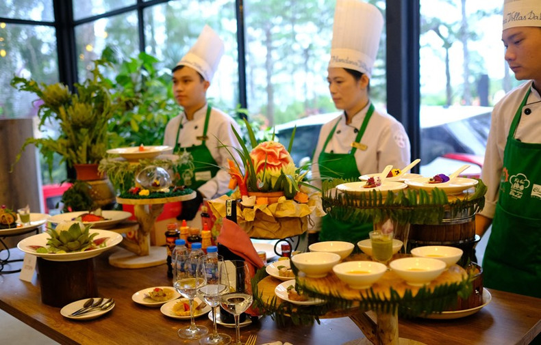 Un equipo competidor completó platos con el ingrediente principal, que son las alcachofas de Da Lat. Foto: VNA