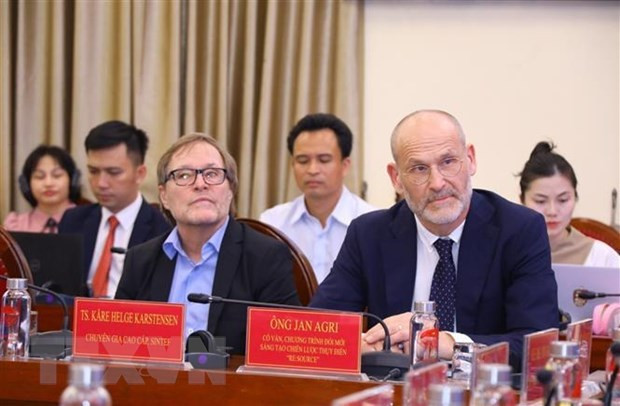 Participantes en la reunión (Fuente: VNA)