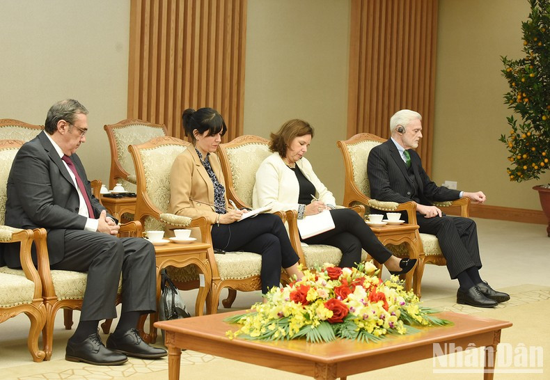 Miembros de la delegación del ministro de Relaciones Exteriores de Portugal.