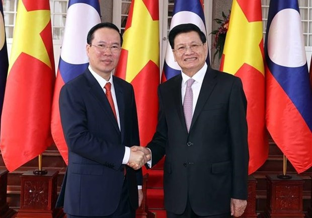 El presidente Vo Van Thuong y el secretario general del Comité Central del Partido Popular Revolucionario y presidente de Laos, Thongloun Sisoulith, en la ceremonia de bienvenida. (Foto: VNA) El presidente Vo Van Thuong y el secretario general del Comité Central del Partido Popular Revolucionario y presidente de Laos, Thongloun Sisoulith, en la ceremonia de bienvenida. (Foto: VNA)