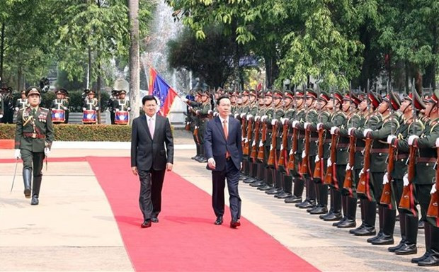 El presidente Vo Van Thuong y el secretario general del Comité Central del Partido Popular Revolucionario y presidente de Laos, Thongloun Sisoulith, revisan la guardia de honor. (Foto: VNA) El presidente Vo Van Thuong y el secretario general del Comité Central del Partido Popular Revolucionario y presidente de Laos, Thongloun Sisoulith, revisan la guardia de honor. (Foto: VNA)