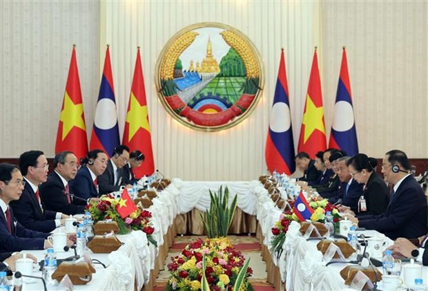 Panorama de la cita entre el presidente de Vietnam, Vo Van Thuong, y el primer ministro de Laos, Sonexay Siphandone (Fuente: VNA) Panorama de la cita entre el presidente de Vietnam, Vo Van Thuong, y el primer ministro de Laos, Sonexay Siphandone (Fuente: VNA)