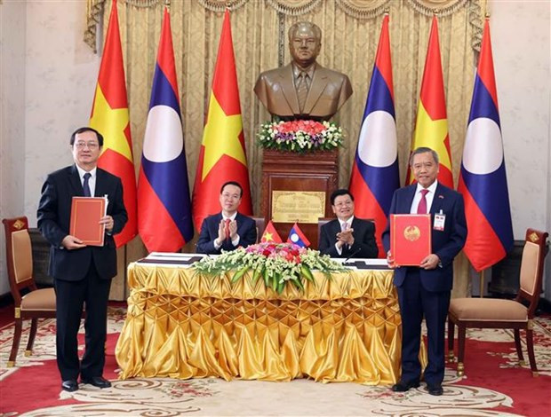 El presidente Vo Van Thuong y el secretario general del Comité Central del Partido Popular Revolucionario y presidente de Laos, Thongloun Sisoulith, presencian la firma de los memorandos de entendimiento de cooperación entre los dos países. (Foto: VNA) El presidente Vo Van Thuong y el secretario general del Comité Central del Partido Popular Revolucionario y presidente de Laos, Thongloun Sisoulith, presencian la firma de los memorandos de entendimiento de cooperación entre los dos países. (Foto: VNA)