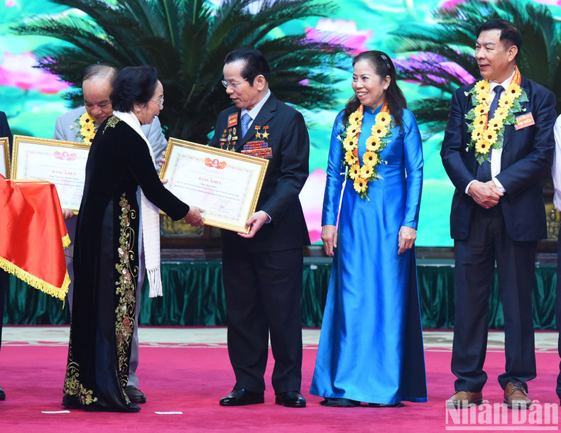 La ex vicepresidenta Nguyen Thi Doan otorga Certificados de Mérito del Comité Ejecutivo Central de la Asociación de Personas Mayores de Vietnam a personas destacadas. La ex vicepresidenta Nguyen Thi Doan otorga Certificados de Mérito del Comité Ejecutivo Central de la Asociación de Personas Mayores de Vietnam a personas destacadas.