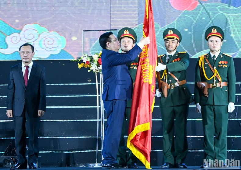 El presidente de la Asamblea Nacional de Vietnam, Vuong Dinh Hue, impone la Orden de la Independencia de la segunda clase a la ciudad de Vinh. El presidente de la Asamblea Nacional de Vietnam, Vuong Dinh Hue, impone la Orden de la Independencia de la segunda clase a la ciudad de Vinh.