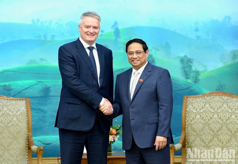 El primer ministro de Vietnam, Pham Minh Chinh, y el secretario general de la Organización para la Cooperación y el Desarrollo Económico (OCDE), Mathias Cormann.