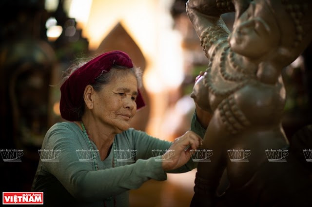 La artesana Truong Thi Gach, de 80 años de edad, completa su obra cerámica de una bailarina de Apsara. (Fuente:VNA)
