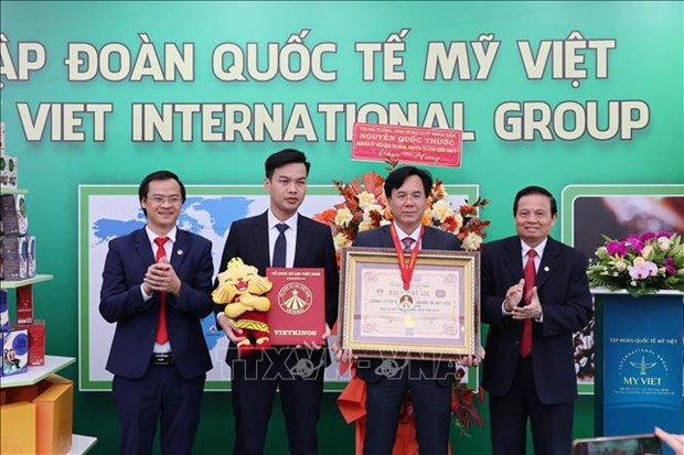 Entrega del certificado "La caja de café instantáneo más grande de Vietnam" al grupo My Viet International (Foto: VNA)