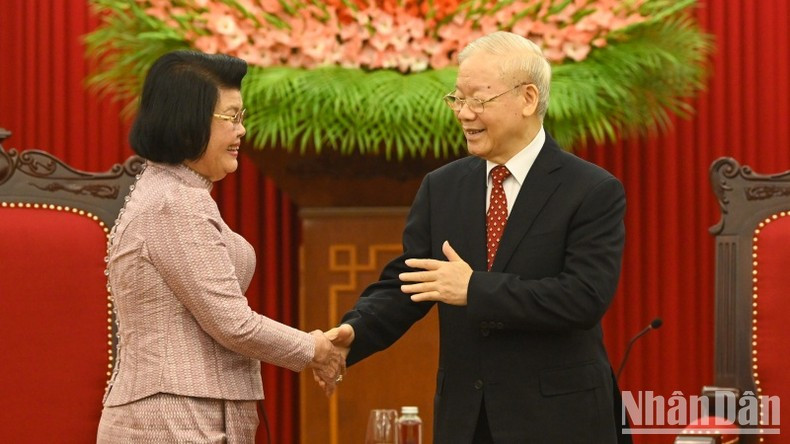 El secretario general del Partido Comunista de Vietnam, Nguyen Phu Trong, recibe a la presidenta de la Asamblea Nacional de Camboya, Samdech Khuon Sudary