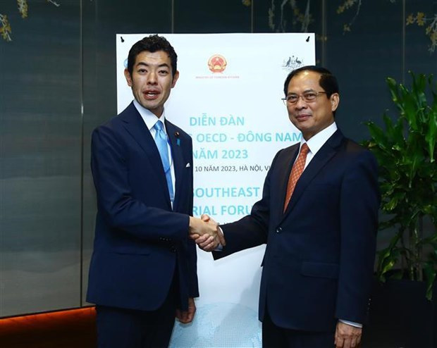 El ministro Bui Thanh Son recibe al secretario de Estado de Asuntos Exteriores de Japón, Tsuji Kiyoto. (Fuente:VNA) El ministro Bui Thanh Son recibe al secretario de Estado de Asuntos Exteriores de Japón, Tsuji Kiyoto. (Fuente:VNA)