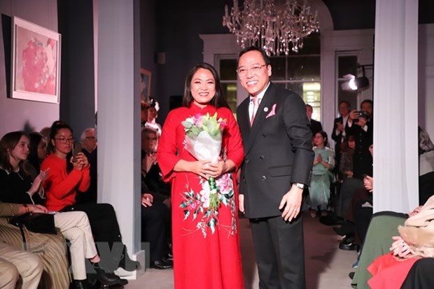 El embajador de Vietnam en Reino Unido y la diseñadora Lan Huong (Foto: VNA)