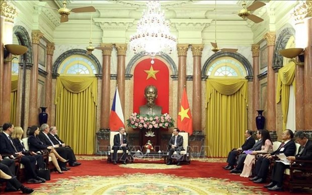 El presidente vietnamita, Vo Van Thuong, recibió en Hanói al primer ministro checo, Petr Fiala (Fuente: VNA) El presidente vietnamita, Vo Van Thuong, recibió en Hanói al primer ministro checo, Petr Fiala (Fuente: VNA)