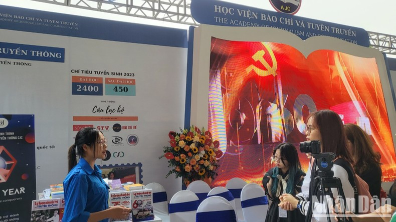 La Academia de Periodismo y Comunicación organizó clases prácticas para los estudiantes.