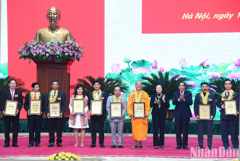 La Ministra del Interior, Pham Thi Thanh Tra, y el Presidente de la Asociación de Mayores, Nguyen Thanh Binh, entregan certificados al mérito a grupos que contribuyen a la causa de proteger, cuidar y promover el papel de los mayores. La Ministra del Interior, Pham Thi Thanh Tra, y el Presidente de la Asociación de Mayores, Nguyen Thanh Binh, entregan certificados al mérito a grupos que contribuyen a la causa de proteger, cuidar y promover el papel de los mayores.