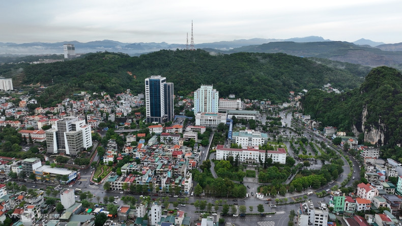 El centro administrativo de Quang Ninh se encuentra en el barrio de Hong Ha, en la ciudad de Ha Long.