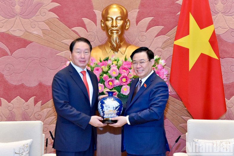 El máximo legislador vietnamita entrega un regalo de recuerdo al presidente de SK Group. El máximo legislador vietnamita entrega un regalo de recuerdo al presidente de SK Group.