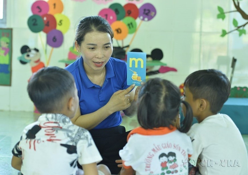 La maestra Mai Thi Lam ha dado clases muchos años en las tierras altas de Son Ha (Quang Ngai). (Foto: VNA) La maestra Mai Thi Lam ha dado clases muchos años en las tierras altas de Son Ha (Quang Ngai). (Foto: VNA)