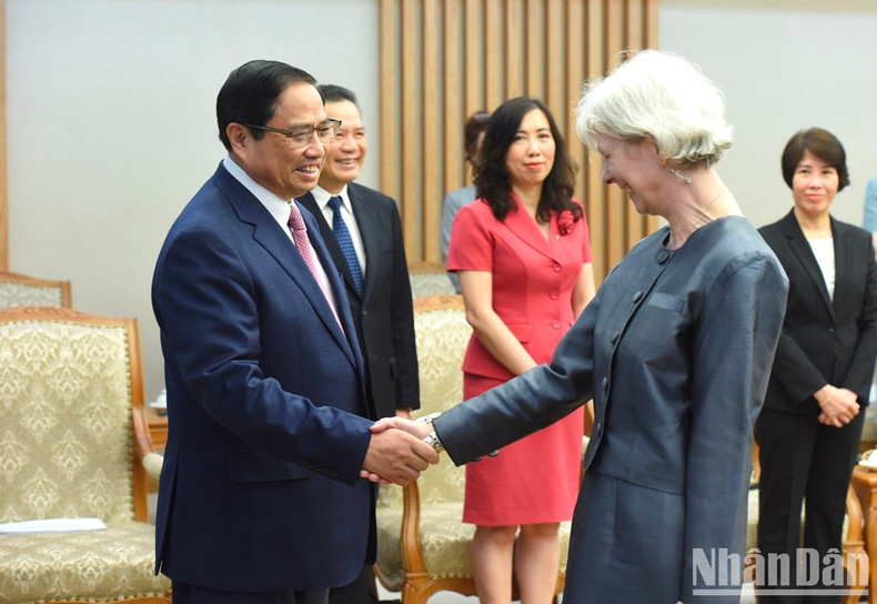 El primer ministro de Vietnam, Pham Minh Chinh, recibe a la delegación de OIT.