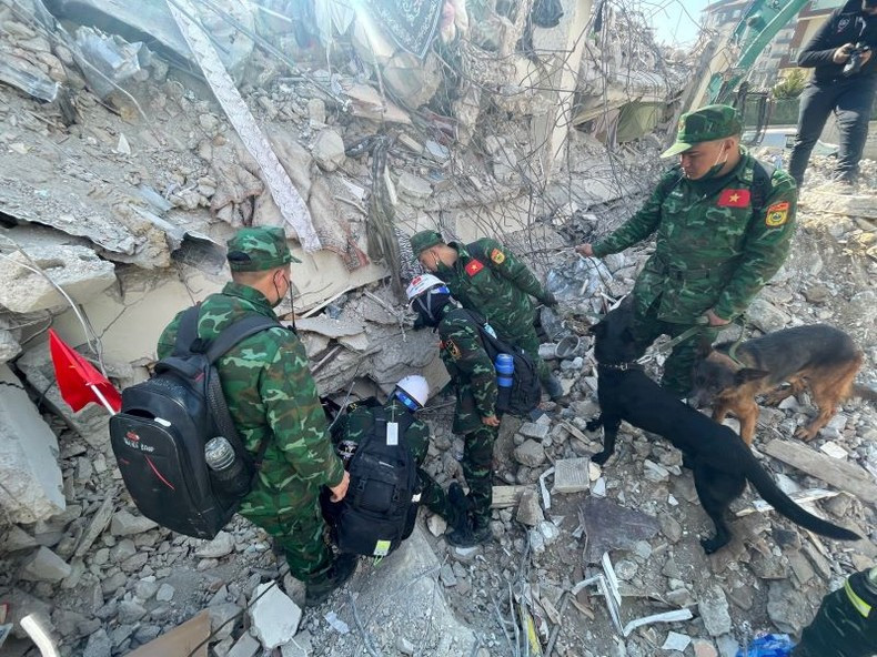 Ingenieros militares vietnamitas utilizaron equipos de observación y perros en lugares sospechosos de víctimas. Ingenieros militares vietnamitas utilizaron equipos de observación y perros en lugares sospechosos de víctimas.