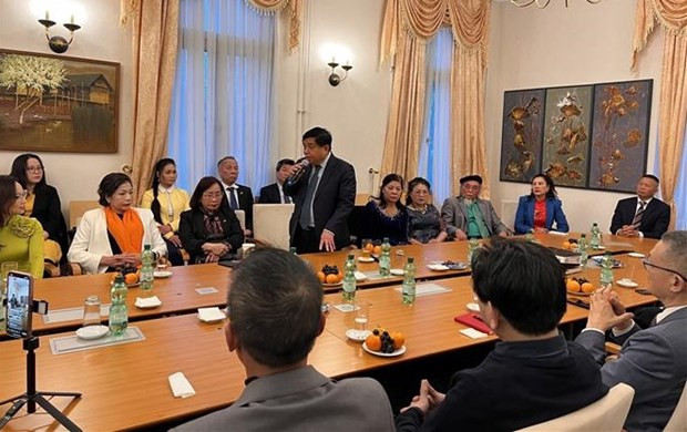 El ministro de Planificación e Inversión de Vietnam, Nguyen Chi Dung, se reúne con representantes de la Asociación de Alemania-Vietnam, asociaciones y destacados alemanes de origen vietnamita. (Foto: VNA) El ministro de Planificación e Inversión de Vietnam, Nguyen Chi Dung, se reúne con representantes de la Asociación de Alemania-Vietnam, asociaciones y destacados alemanes de origen vietnamita. (Foto: VNA)
