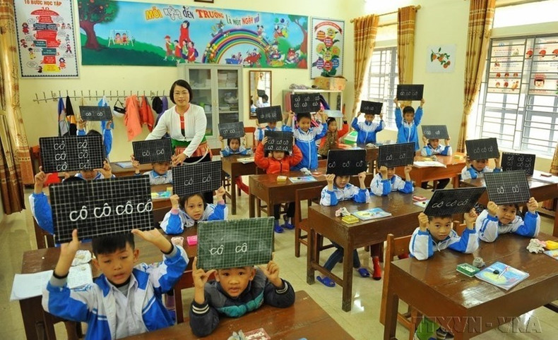 La maestra Nguyen Thi Hang, de etnia Muong, es profesora de la escuela primaria de Cuc Phuong, de la comuna homónima, distrito de Nho Quan, provincia norteña de Ninh Binh. (Foto: VNA) La maestra Nguyen Thi Hang, de etnia Muong, es profesora de la escuela primaria de Cuc Phuong, de la comuna homónima, distrito de Nho Quan, provincia norteña de Ninh Binh. (Foto: VNA)