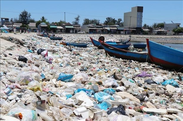Decenas de toneladas de residuos plásticos en la laguna de agua salada de Sa Huynh (Quang Ngai). Foto: dangcongsan.vn