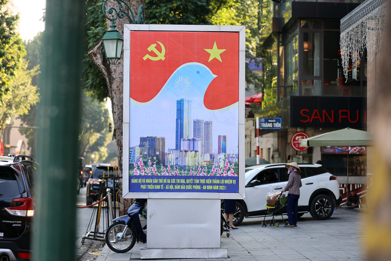 El izamiento de la bandera nacional en fechas importantes del país engalana las calles y expresa el orgullo nacional.