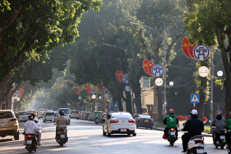 Las calles de Hanói se visten de color rojo en los días cercanos del festival tradicional.