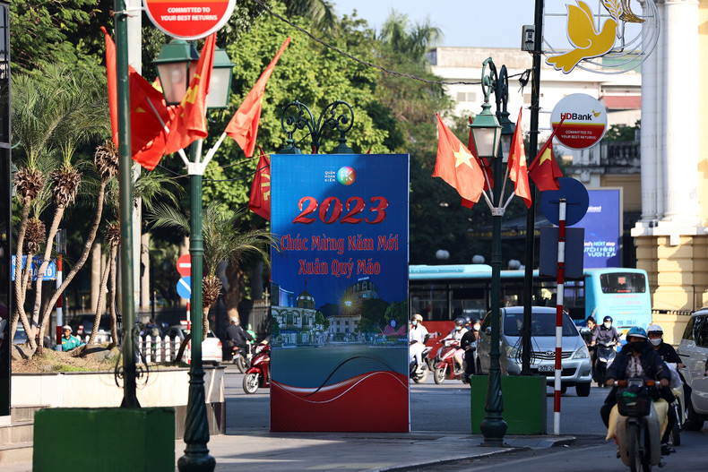 Banderas, flores y pancartas decoran las calles de Hanói para dar la bienvenida al Año Nuevo Lunar 2023 y la fundación del Partido.