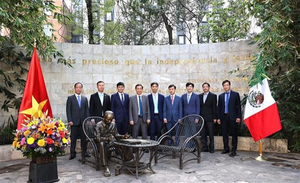 La delegación vietnamita colocó ofrendas florales en el Monumento del Presidente Ho Chi Minh en Ciudad de México. (Fuente: VNA)
