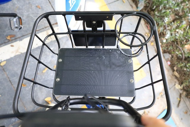 Para cargar el sistema eléctrico del vehículo se utilizan paneles solares.