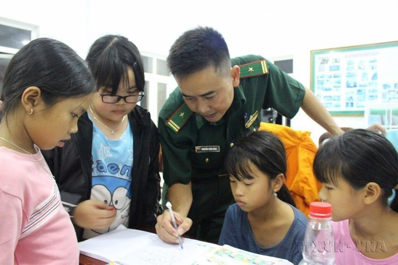 Una clase gratuita de inglés en el puesto de guardia fronteriza de Bich Dam, distrito de Vinh Nguyen, ciudad de Nha Trang, provincia de Khanh Hoa. (Foto: VNA) Una clase gratuita de inglés en el puesto de guardia fronteriza de Bich Dam, distrito de Vinh Nguyen, ciudad de Nha Trang, provincia de Khanh Hoa. (Foto: VNA)