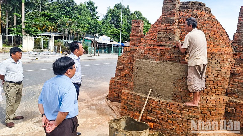 El presidente del Comité Popular de Vinh Long, Lu Quang Ngoi, inspecciona los preparativos.